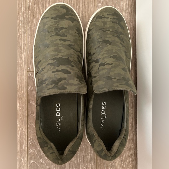 J Slides Harry Slip Ons - Picture 5 of 8